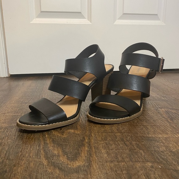 Old Navy black 3 strap 3 inch chunky heel - Picture 3 of 7